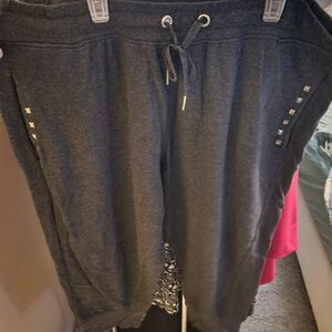 2 pairs of leisure capri pants